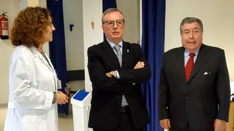 Francisco del Busto, en el centro, durante su visita al Hospital de Jove en Gijón