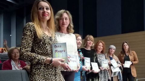 Algunas de las autoras de los relatos de 12 Playes durante la presentacin del libro en la Escuela de Comercio de Gijn