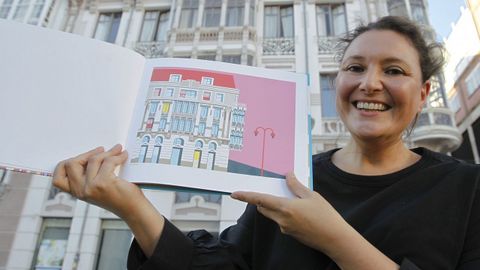 ELGA FERNÁNDEZ, CON UNO DE SUS LIBROS EN FERROL