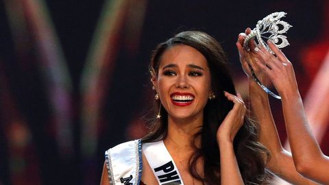 La filipina Catriona Gray recibe la corona