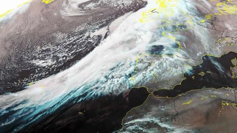 La potente borrasca está situada al oeste de Irlanda y tiene asociado un frente muy activo, responsable de las lluvias intensas en Galicia