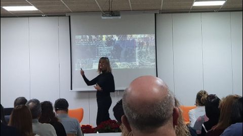 Eva Ballarin, investigadora culinaria, abrió la jornada de actualización en tendencias para profesores de FP de Hostalaría y Turismo de toda Galicia