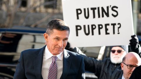 Flynn llega al tribunal pasando ante una pancarta que dice La marioneta de Putin?