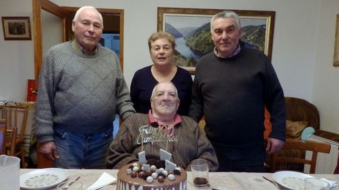 Casimiro con sus tres hijos, Paulo, Dosinda y Ramiro