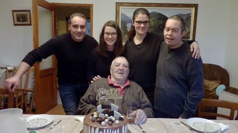 Casimiro, con sus nietos Marcos, Patricia, Tania y Juan