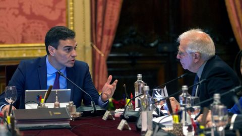 Snchez conversa con el ministro de Asuntos Exteriores, Josep Borrell (d), durante la reunin del Consejo de Ministros