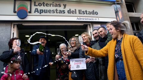 La administracin de lotera nmero 1 de Castellbisbal (Barcelona) ha venido en ventanilla una serie del segundo premio del sorteo extraordinario de la lotera de Navidad, que ha correspondido al nmero 21.015, dotado con 1.250.000 euros a la serie. 