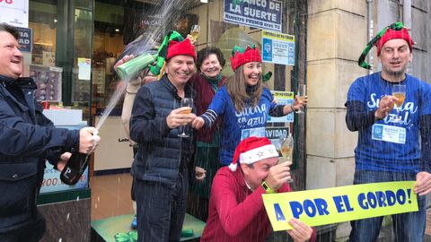 La familia que regenta la administracin de la calle Jovellanos en Oviedo celebrando el premio gordo de la Lotera de Navidad