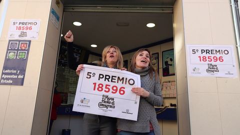 Las propietarias de la administracin nmero 72 de Zaragoza celebran haber repartido uno de los quintos premios de la lotera de Navidad. 