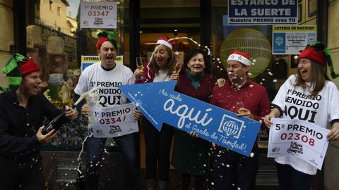 Celebracin en la administracin de la callle Jovellanos de Oviedo que han repartido parte del gordo y del quinto premio del sorteo de la Lotera de Navidad