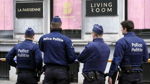 La polica vigila el exterior del restaurante de Bruselas que sufri el ataque, ubicado en la avenida Louise