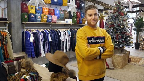 Álvaro Muñiz regenta una tienda de ropa y complementos en Ribeira