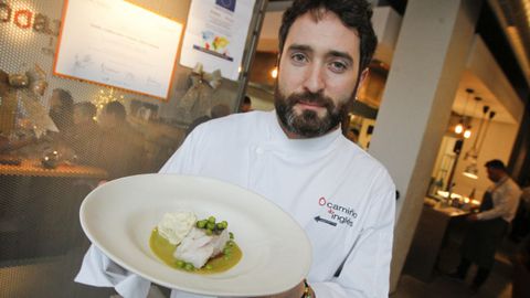 Dani López, de O Camiño do Inglés, en Ferrol, preparó una merluza al microondas