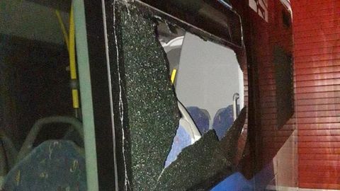 Lunas rotas en un autobús de Oviedo