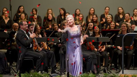 Mariella Devia agradece el calor (y la lluvia de pétalos) del público coruñés al término de su actuación del 23 de septiembre del 2017, interpretación que ahora reconocen los premios Ópera XXI