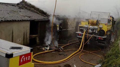 Incendio en una cuadra en Castropol