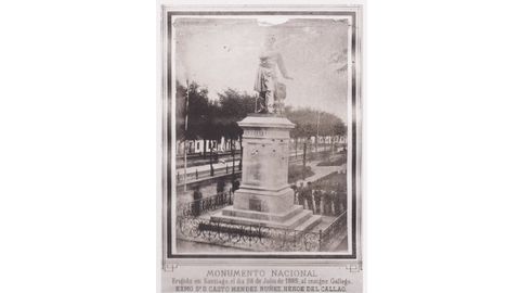 Única foto que se conserva firmada por Luis Hermida, e que recolle a inauguración en Santiago, o 28 de xullo de 1885, do monumento a Méndez Núñez