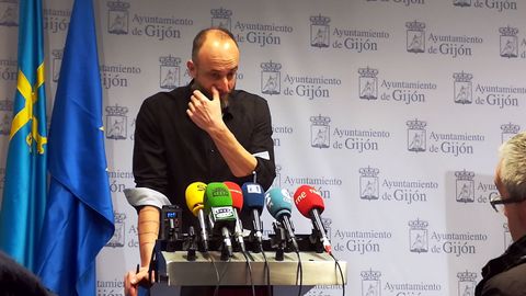 David Alonso, emocionado, durante la rueda de prensa en la que ha explicado su dimisin como concejal de XsP y afiliado de Podemos