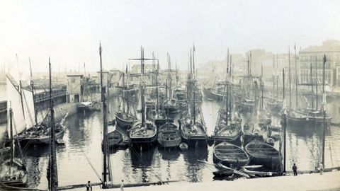FEBRERU. Vista general del puerto de Gijn hacia 1900. La nica fotografa de autor annimo