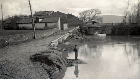 OCHOBRE. Un paisano contempla la tranquiloda de La Ponte de La Gua, hacia 1905