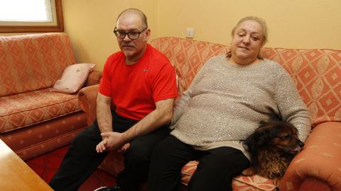 Clara y Santi, en el salón de su casa, un piso social de la Xunta