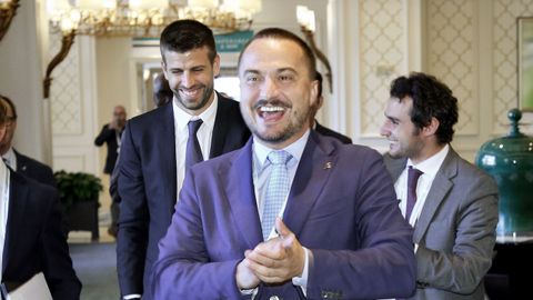 Modia, en primer plano, con Piqué tras lograr Kosmos la organización de la Davis en Orlando