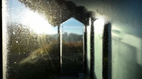 El frío nocturno convierte las ventanas de cristal en obras de arte al amanecer