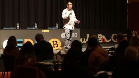 Xacobo de Toro en su divertida exposición sobre la unidad didáctica de la Expedición Balmis