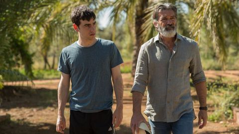 Álex Monner y Antonio Banderas, en una escena del último filme de Almodóvar