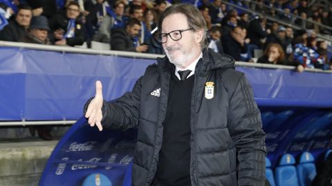 Juan Antonio Anquela, en el Oviedo-Tenerife, antes de saludar a Oltra