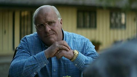 Christian Bale, caracterizado como Dick Cheney