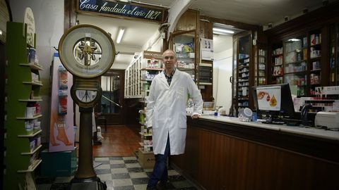 Farmacia Villar. Abrió sus puertas en 1827. Ricardo Villar tuvo clara su vocación desde niño. Representa a la sexta generación de una saga de farmacéuticos. «Atendemos a generaciones de familias coruñesas, desde los bisabuelos a los nietos», destaca. La farmacia se tuvo que separar de la droguería, el local contiguo por las normativa. Sus locales centenarios son un emblema pero, a veces, también un obstáculo. «Rehabilitas para tener una farmacia moderna, adapta a los tiempos», admite Villar.