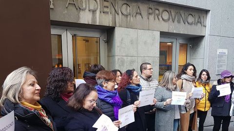 Concentración de colectivos feministas delante de la Audiencia Provincial, en Oviedo 