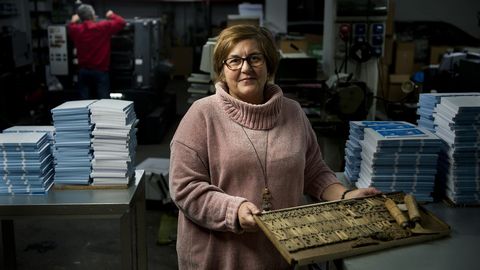 Imprenta López. En 1885 el bisabuelo de Beatriz López arrancó su empresa: un taller de encuadernación. Ella es la tercera de la familia que lo dirige. En plena era digital reconoce que tuvo dudas, pero cogió el relevo. «El papel nunca va a morir», afirma convencia. «Al menos, yo espero no estar para ver su muerte», añade con una sonrisa al momento. Estudió filología hispánica. Asumió las riendas de la empresa familiar «porque no quería echar por la borda todo el esfuerzo de mi familia».