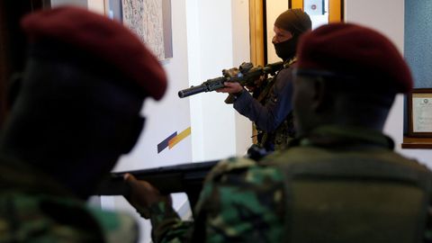 Miembros de las fuerzas de seguridad, en el complejo donde se ha producido el ataque