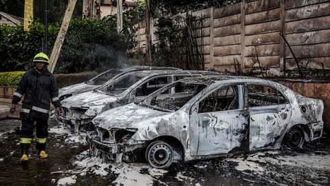 Daños en varios coches aparcados en el exterior del complejo