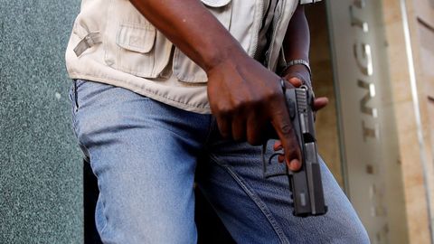 Un agente armado, en el entorno del hotel de Nairobi