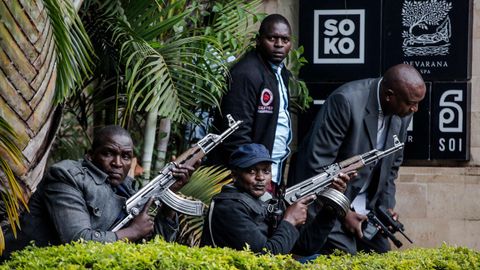 Agentes armados, en el entorno del hotel de Nairobi