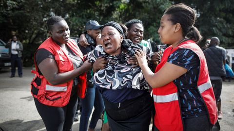 Una mujer llora desconsolada tras ver el cadaver de un familiar víctima del ataque contra el hotel de Nairobi