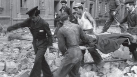 Rescate de heridos, tras un bombardeo, entre las calles Capua y Valdés