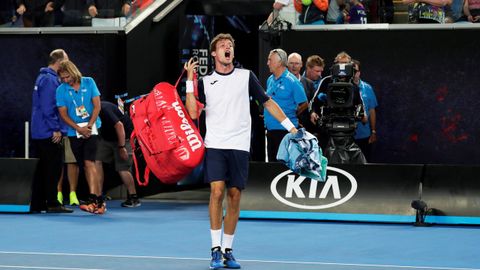 l tenista español Pablo Carreño Busta reacciona tras el partido de octavos de final del Abierto de Australia disputado este lunes ante el japonés Kei Nishikori, en Melbourne, Australia.