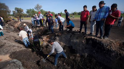 Pobladores de Tlahuililpan participan junto con familiares en la bsqueda de restos de las personas fallecidas en la explosin del oleoducto