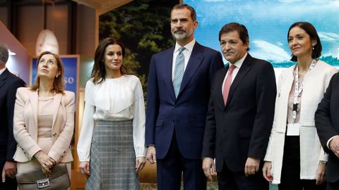 El rey Felipe VI y la reina Letizia, junto al presidente del Principado de Asturias , Javier Fernndez (2d); la ministra de Industria, Comercio y Turismo, Reyes Maroto (d); y la presidenta del Congreso ,Ana Pastor (i), durante la inauguracin de la 39 edicin de la Feria Internacional de Turismo Fitur.