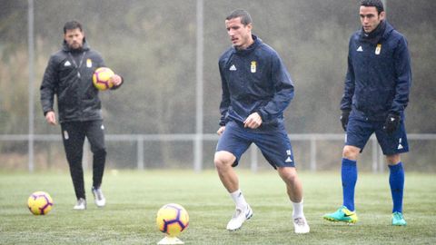 Christian Fernández, con Folch detrás, en un entrenamiento