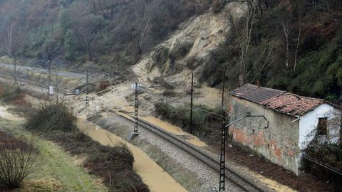Derrumbamiento sobre la vía de tren a su paso por Laviana a causa de los temporales registrados este otoño en Asturias