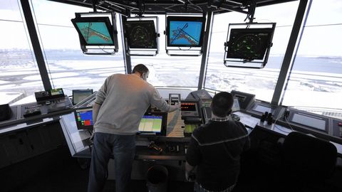 Controladores trabajando en el aeropuerto de La Guardia, en una foto de archivo