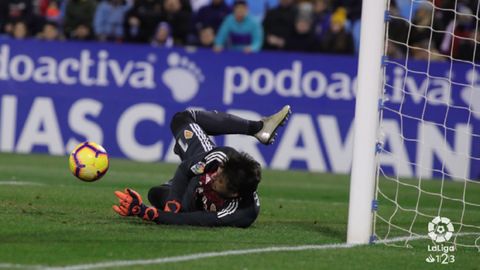 Cristian Alvarez Alanis penalti Zaragoza Real Oviedo La Romareda.Cristian lvarez detiene el penalti de Alans