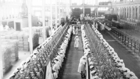 Imagen antigua de la fábrica conservera Massó, en Cangas