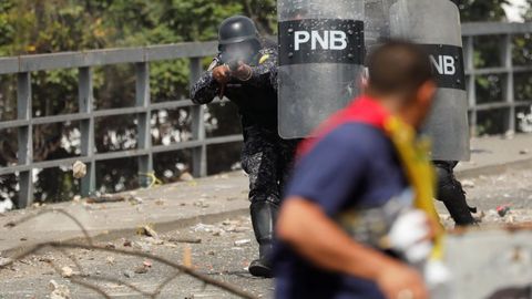 La polica dispara balas de goma contra un manifestante durante las protestas contra el Gobierno de Maduro celebrado el pasado da 23