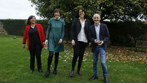Miembros del BNG, Esquerra y Bildu, durante la presentación de la candidatura en Santiago